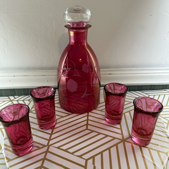 VTG Etched Cranberry Glass DECANTER W/ 4 Cordial Shot Glasses MCM - Picture 4 of 11